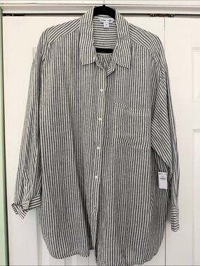 Old Navy Black and White Striped Button-Down Shirt